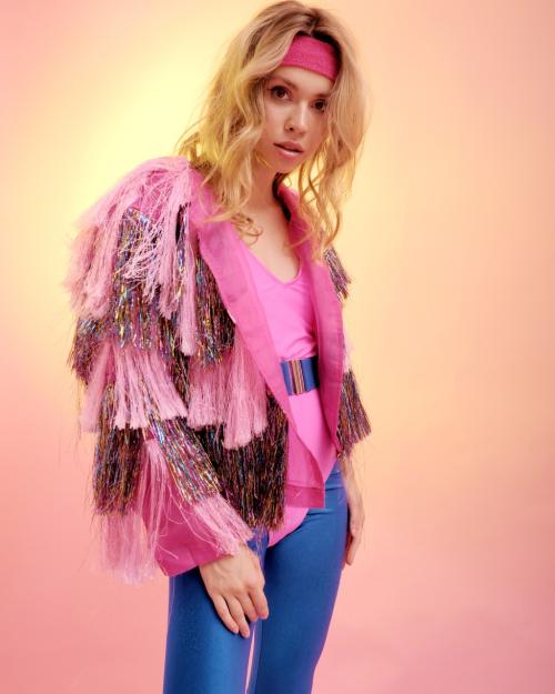 Тематичний образ для вечірки 80-х: неонові кольори, спортивна пов'язка та ретро-аксесуари