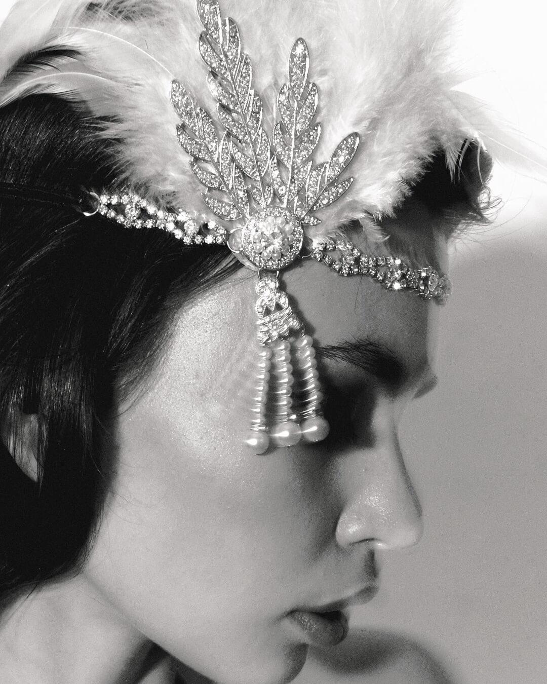 Портрет дівчини у профіль у розкішній ретро-пов'язці