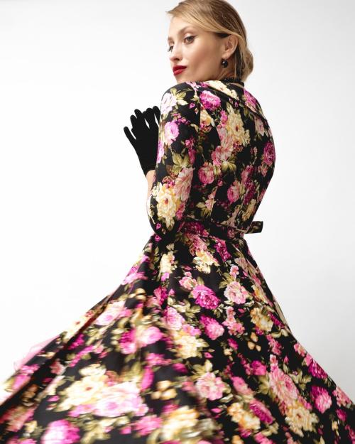 Вигляд ззаду: приталена ретро-сукня міді з пишною спідницею та квітковим візерунком