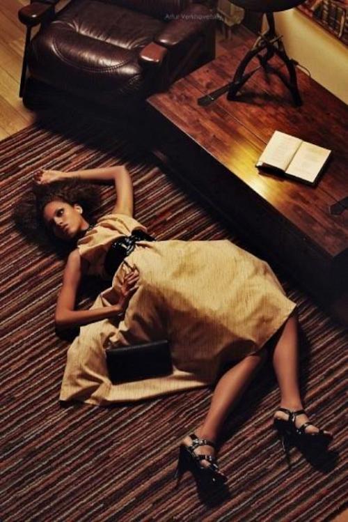 Елегантна сукня у стилі New Look золотисто-бежевого кольору для фотосесії