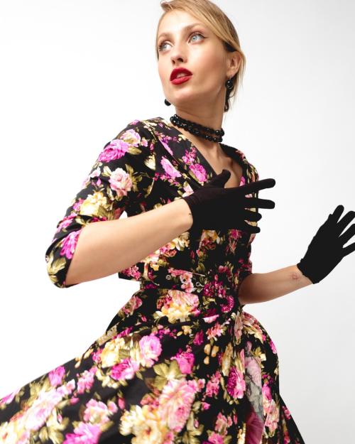 Деталі образу 50-х: рукавички, намисто-чокер та сукня з великим квітковим принтом