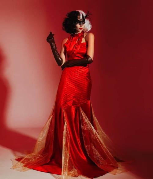 Жіноча вечірня сукня до підлоги червоного кольору з довгими рукавичками у стилі Круелли