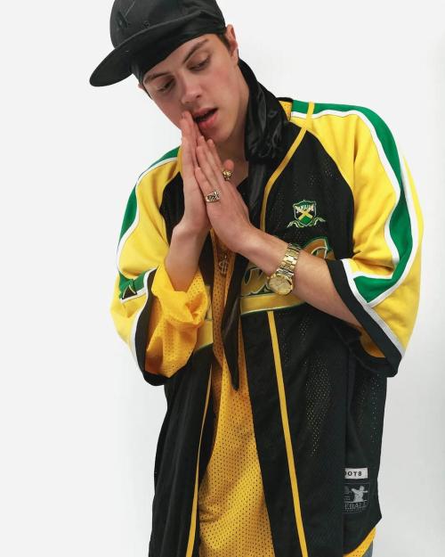 Чоловіча спортивна джерсі у стилі хіп-хоп 90-х років з масивними золотими аксесуарами