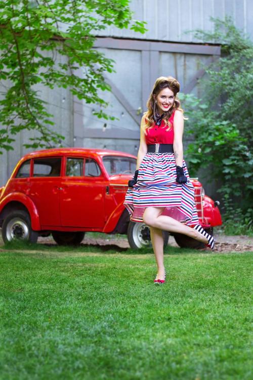 Жіночий образ стиляги зі смугастою спідницею з рожевою підспідницею та червоною блузою