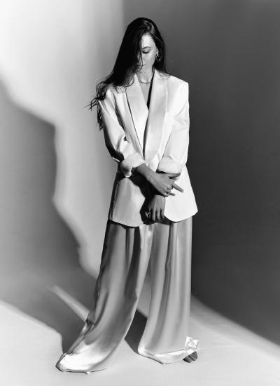 White Satin Power-Suit White Satin Power-Suit - фото 1